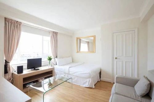 Photo 2 - Stunning 1 Bedroom Apartment in Chelsea