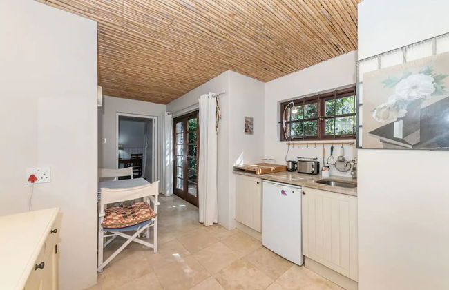 Tropical 1BD Hideaway Near Queens Beach, Fresnaye! - Photo 5