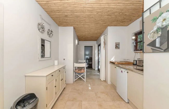 Tropical 1BD Hideaway Near Queens Beach, Fresnaye! - Photo 6