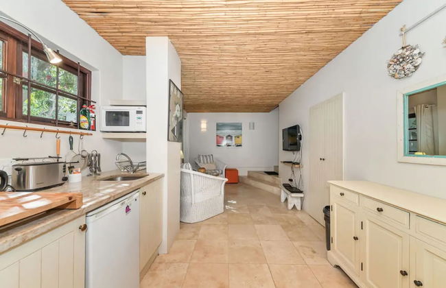 Tropical 1BD Hideaway Near Queens Beach, Fresnaye! - Photo 7