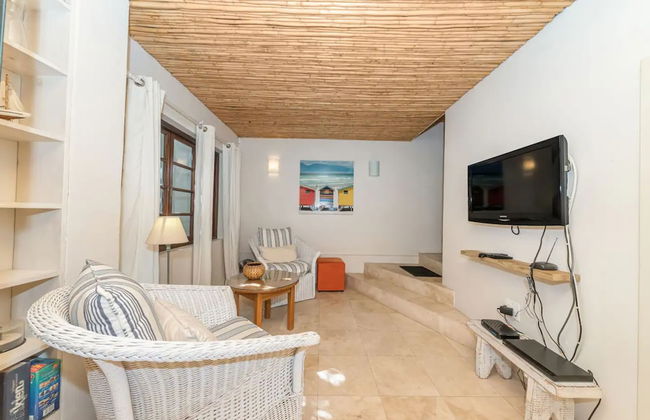 Tropical 1BD Hideaway Near Queens Beach, Fresnaye! - Photo 8