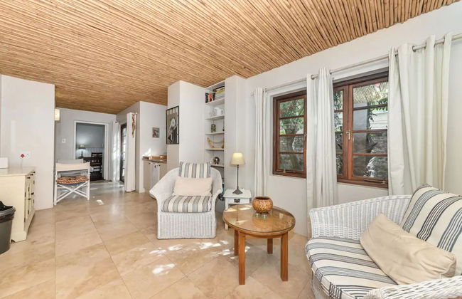Tropical 1BD Hideaway Near Queens Beach, Fresnaye! - Photo 9