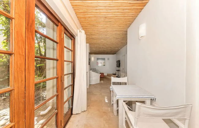 Tropical 1BD Hideaway Near Queens Beach, Fresnaye! - Photo 13