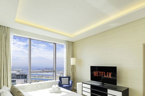 Photo 6 - LUX Iconic Views at Palm Tower Suite 7