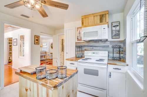 Photo 3 - Vintage Mount Dora Cottage w/ Screened Porch