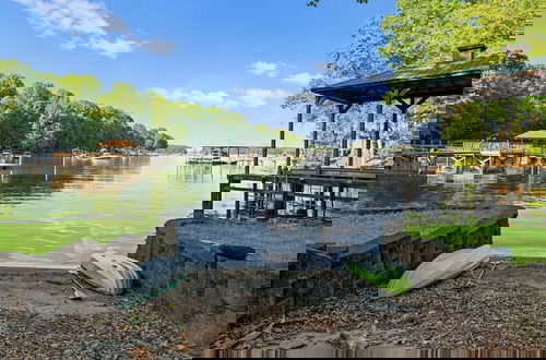 Foto 59 - Shoreway Cove by Avantstay Waterfront Pool Dock