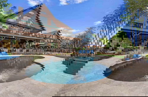 Foto 64 - Black Bear Lodge by Avantstay Lakefront Dock Pool Theater Sleeps 20