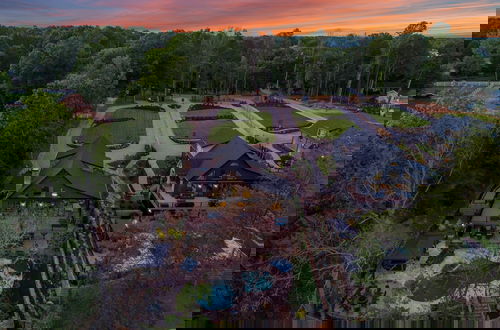 Foto 73 - Black Bear Lodge by Avantstay Lakefront Dock Pool Theater Sleeps 20
