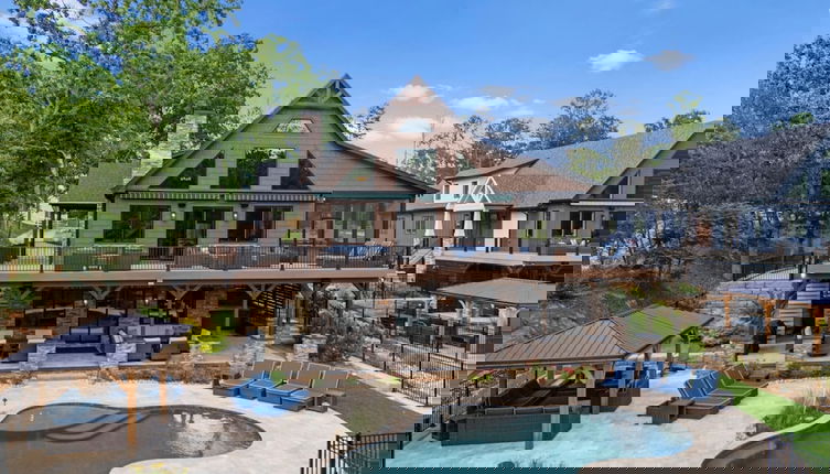 Foto 1 - Black Bear Lodge by Avantstay Lakefront Dock Pool Theater Sleeps 20