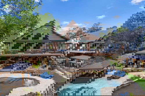 Foto 1 - Black Bear Lodge by Avantstay Lakefront Dock Pool Theater Sleeps 20