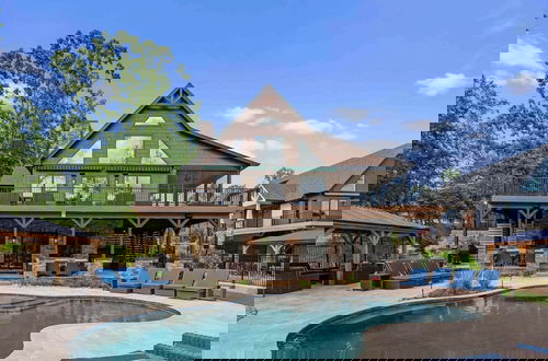 Foto 58 - Black Bear Lodge by Avantstay Lakefront Dock Pool Theater Sleeps 20