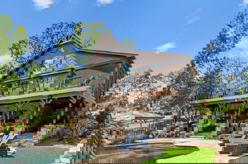 Foto 65 - Black Bear Lodge by Avantstay Lakefront Dock Pool Theater Sleeps 20