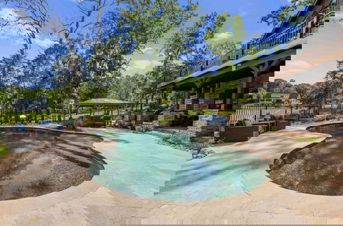Foto 10 - Black Bear Lodge by Avantstay Lakefront Dock Pool Theater Sleeps 20