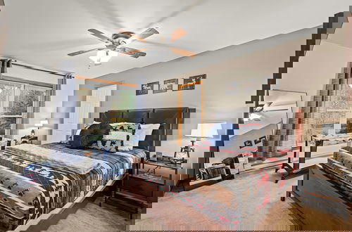 Foto 36 - Mews Mountain House by Avantstay Walk to Beach Hot Tub Game Room