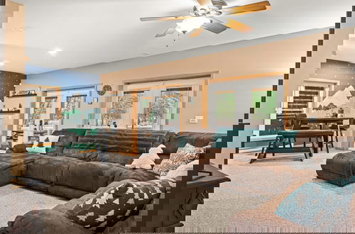 Foto 12 - Mews Mountain House by Avantstay Walk to Beach Hot Tub Game Room