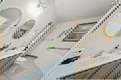 Foto 31 - Mews Mountain House by Avantstay Walk to Beach Hot Tub Game Room