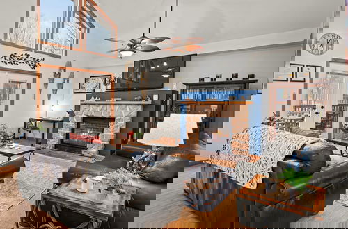 Foto 4 - Mews Mountain House by Avantstay Walk to Beach Hot Tub Game Room