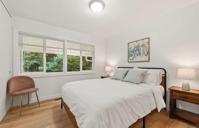 Parkside Escape Oasis in Bellevue fully fenced - Photo 1