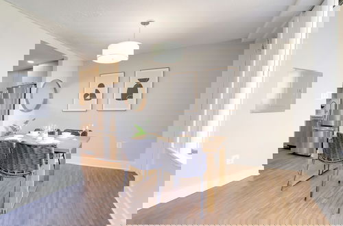 Foto 6 - Crystal City Modern Apt w Gym
