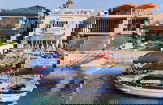 Foto 1 - Canalfront Charmer by Avantstay Waterfront w Private Dock Hot Tub