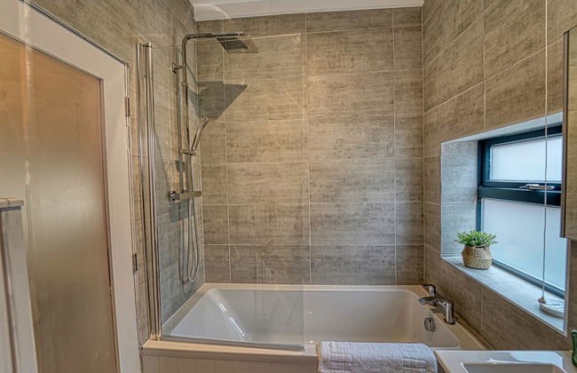 Host Stay Barton Road House - Photo 19