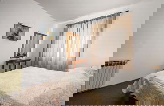 Foto 2 - Spacious Apartment With Garden