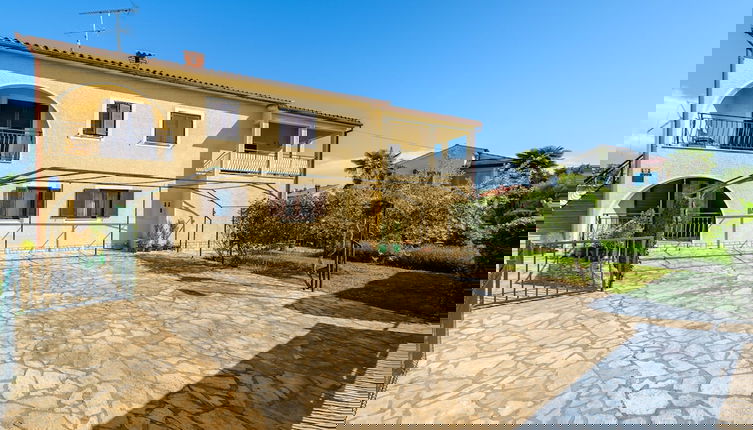 Foto 1 - Spacious Apartment With Garden