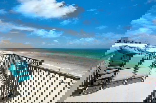 Foto 16 - Ocean Front Escape 4 Bedroom Home by RedAwning