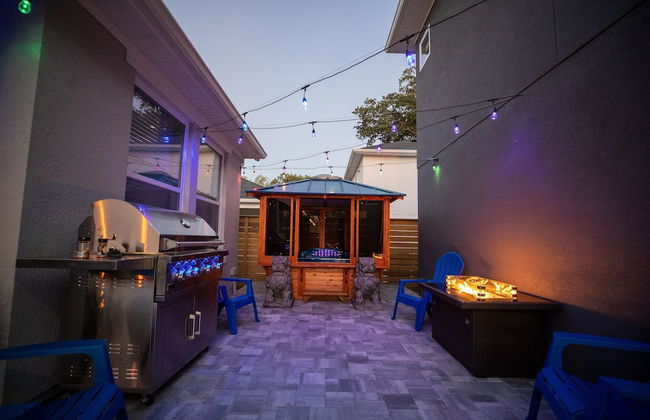 Brand New Modern Pet Friendly Zen Home W/ Private Home Theater & Hot Tub! 2 Bedroom Home by RedAwning - Foto 33