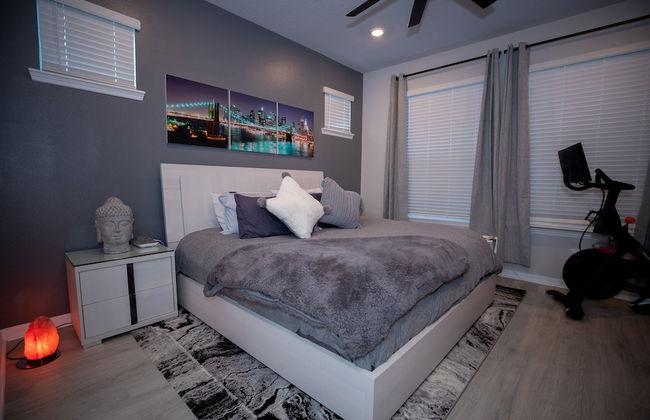 Brand New Modern Pet Friendly Zen Home W/ Private Home Theater & Hot Tub! 2 Bedroom Home by RedAwning - Foto 4