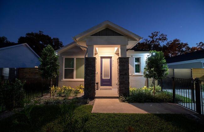 Brand New Modern Pet Friendly Zen Home W/ Private Home Theater & Hot Tub! 2 Bedroom Home by RedAwning - Foto 64
