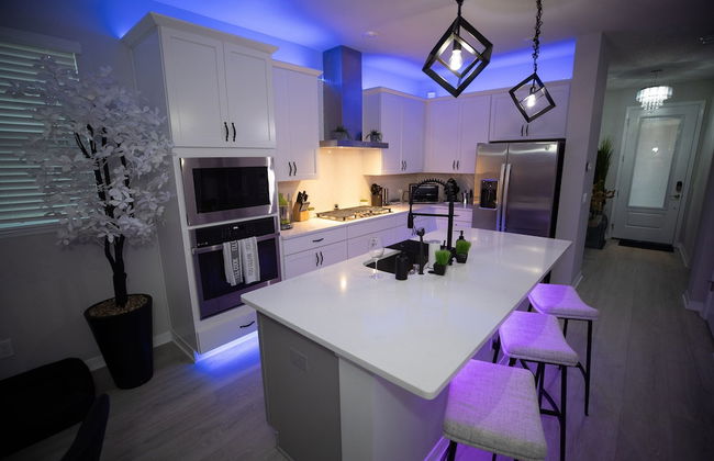 Brand New Modern Pet Friendly Zen Home W/ Private Home Theater & Hot Tub! 2 Bedroom Home by RedAwning - Foto 15