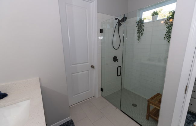 Brand New Modern Pet Friendly Zen Home W/ Private Home Theater & Hot Tub! 2 Bedroom Home by RedAwning - Foto 39