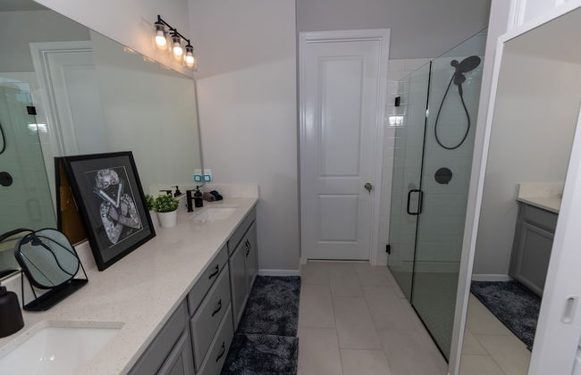 Brand New Modern Pet Friendly Zen Home W/ Private Home Theater & Hot Tub! 2 Bedroom Home by RedAwning - Foto 20