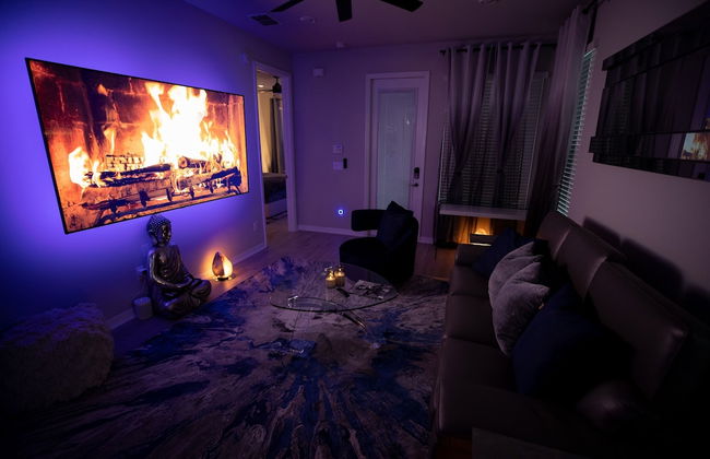 Brand New Modern Pet Friendly Zen Home W/ Private Home Theater & Hot Tub! 2 Bedroom Home by RedAwning - Foto 23