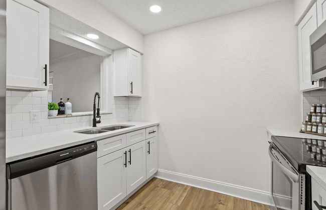 Sunny Palmetto Oasis: 4br Home With Private Pool 4 Bedroom Home by RedAwning - Foto 18