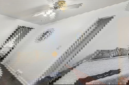 Photo 7 - Queen G2 Mansion 3 Bedroom Home by RedAwning