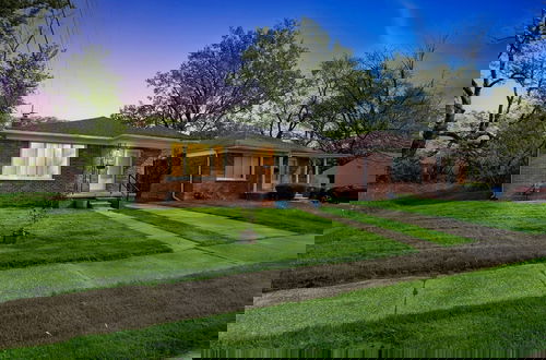 Photo 1 - Queen G2 Mansion 3 Bedroom Home by RedAwning