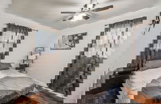 Photo 2 - Queen G2 Mansion 3 Bedroom Home by RedAwning