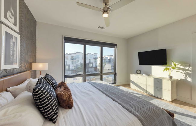 New Modern 2bdr in Walkable Midtown w/ Gym, Pool Honkey-tonk by Avantstay - Photo 7