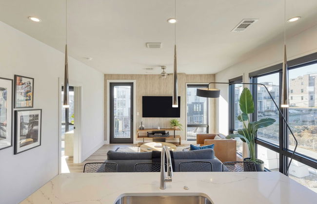 2 Units in Walkable Midtown Location, Gym+pool Honkey-tonk & Muse by Avantstay - Photo 12