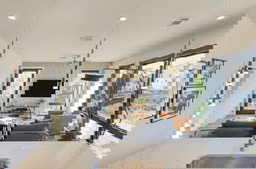 Foto 16 - New Modern 2bdr in Walkable Midtown w/ Gym, Pool Honkey-tonk by Avantstay