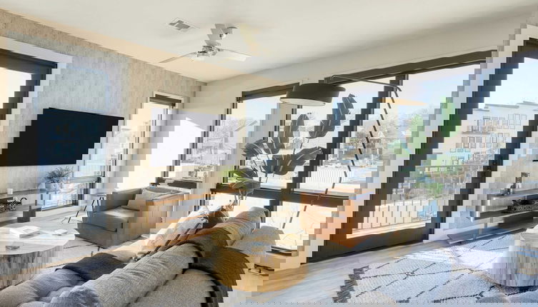 Foto 1 - New Modern 2bdr in Walkable Midtown w/ Gym, Pool Honkey-tonk by Avantstay