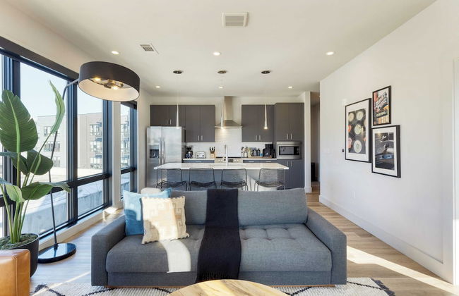 2 Units in Walkable Midtown Location, Gym+pool Honkey-tonk & Muse by Avantstay - Photo 8