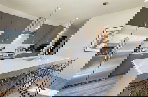 Foto 11 - New Modern 2bdr in Walkable Midtown w/ Gym, Pool Honkey-tonk by Avantstay