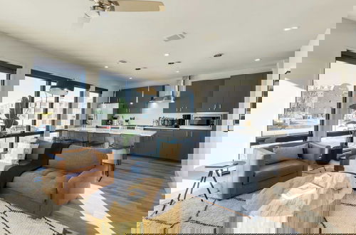 Foto 18 - New Modern 2bdr in Walkable Midtown w/ Gym, Pool Honkey-tonk by Avantstay
