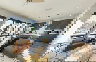 Foto 2 - Sleeps 18 3 Modern Midtown Apartments w/ Gym + Pool Walkable to Shops & Eats