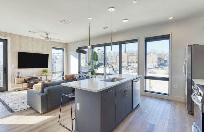 2 Units in Walkable Midtown Location, Gym+pool Honkey-tonk & Muse by Avantstay - Photo 13