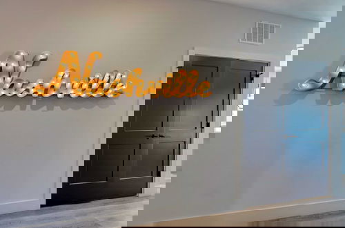 Foto 12 - New Modern 2bdr in Walkable Midtown w/ Gym, Pool Honkey-tonk by Avantstay