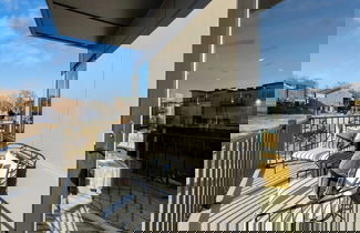 Foto 2 - New Modern 2bdr in Walkable Midtown w/ Gym, Pool Honkey-tonk by Avantstay
